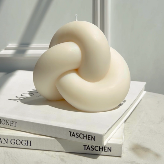 Eternal Knot Candle
