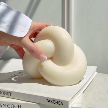 Eternal Knot Candle